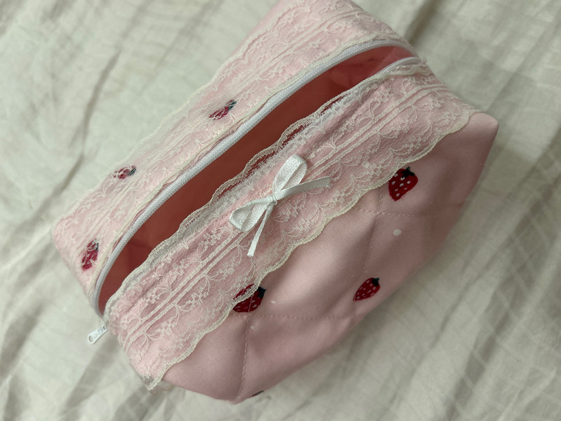 strawberry makeup pouch🍓